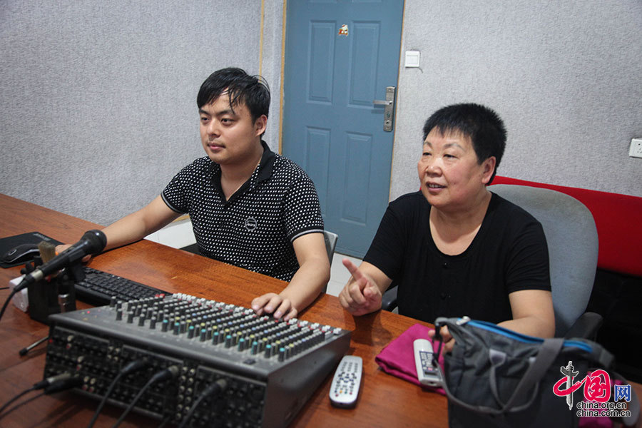  平日裏，魏俊華會在擬音棚旁邊的錄音室裏，根據徒弟們擬音的實時狀況進行指導，有時候還會根據畫面和劇情對擬音做出調整。中國網記者 倫曉璇 攝 