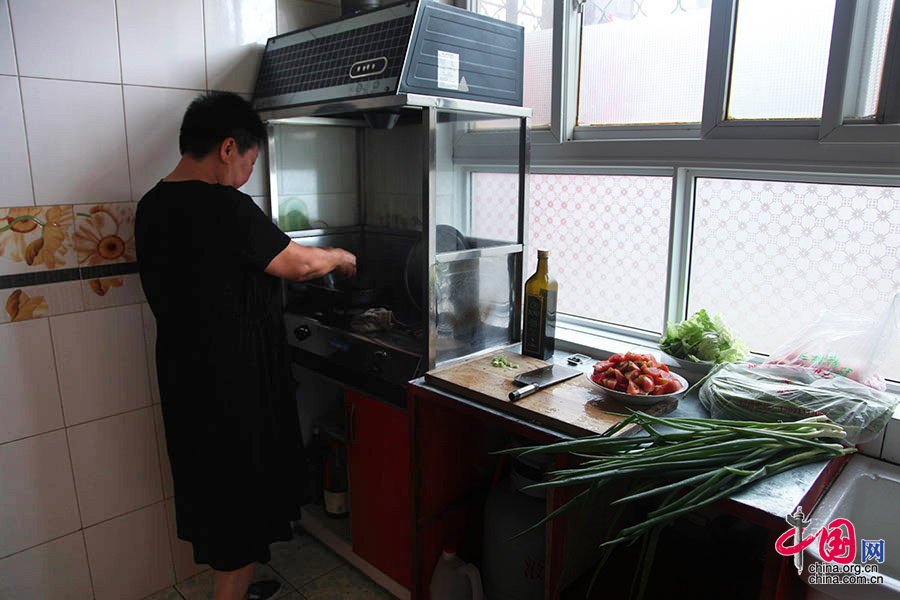 到了午飯時間，魏俊華親自下廚，在徒弟們的幫助下做飯。平日裏，徒弟們吃住都在這裡，像一家人一樣。中國網記者 倫曉璇 攝 
