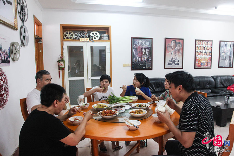 午飯是普通但不失溫馨的家常菜。在飯桌上，魏俊華和愛人與徒弟們一起説説笑笑，享受難得的清閒時間。中國網記者 倫曉璇 攝 