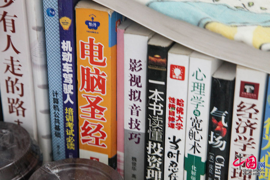 在房間書架上，還可以見到魏俊華編著的擬音專業書籍。魏俊華的徒弟們説，在沒有工作的時候，也需要自己主動去學習。碰到生活中的物件，他們也時常會琢磨，這個物品會發出什麼聲音。中國網記者 倫曉璇 攝 