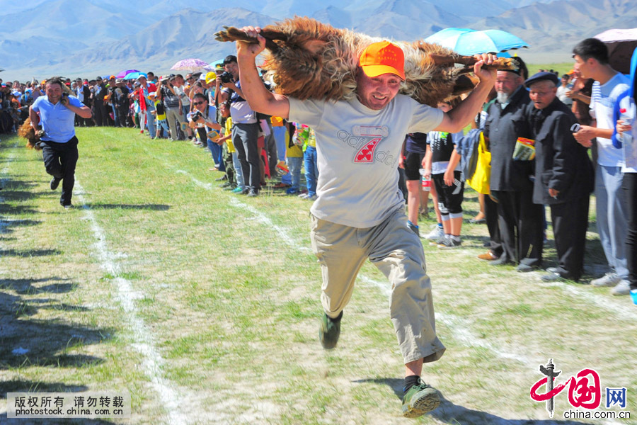 賽羊大會比賽項目。抱羊跑比賽，選手或抱羊、或背羊、或抗羊從起點奔跑到終點，是賽羊大會最精彩的一項比賽。中國網圖片庫 李華攝