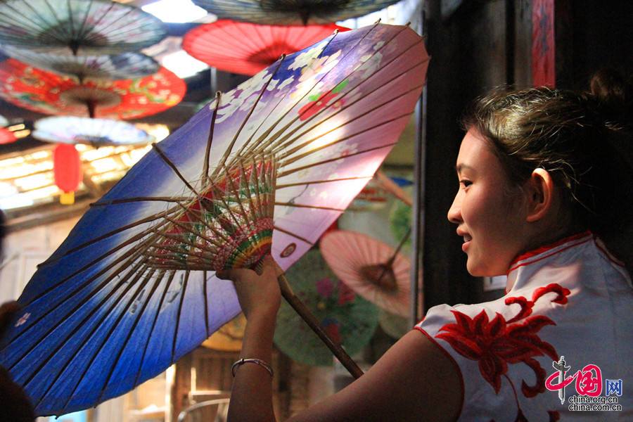 伞，作为人们日常基本的生活用品，自古便有各种工艺的伞流传在民间，随着工艺技术的发展，传统雨伞渐渐的消失。中国网 但唐文 摄