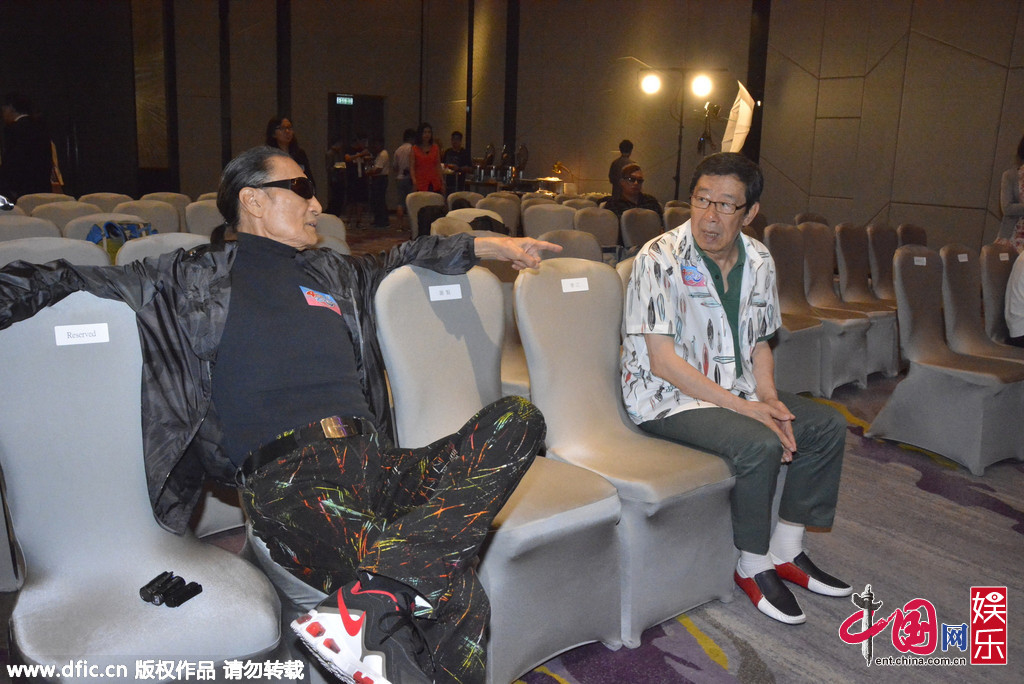 组图:谢贤不满曾江诈病 当众爆粗欲出手掌掴