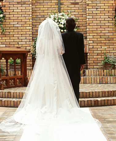 新郎结婚不经逗 婚礼现场怒踢新娘