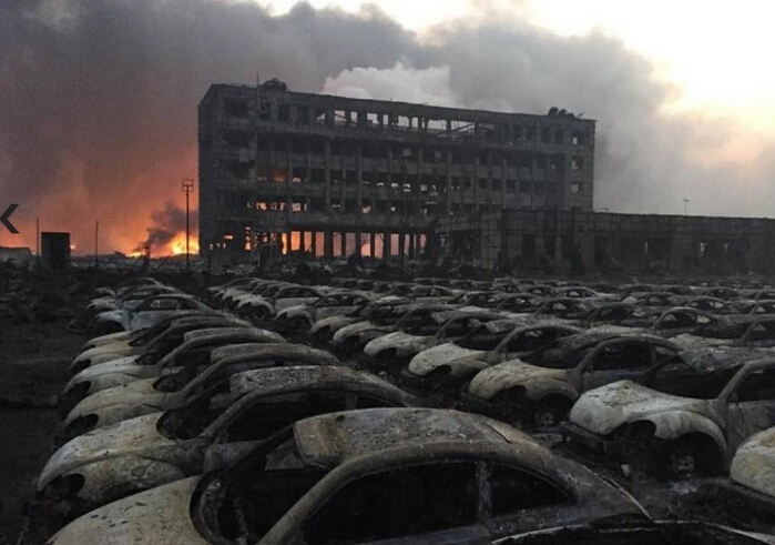 天津滨海新区爆炸:停车场数千辆新车被烧毁