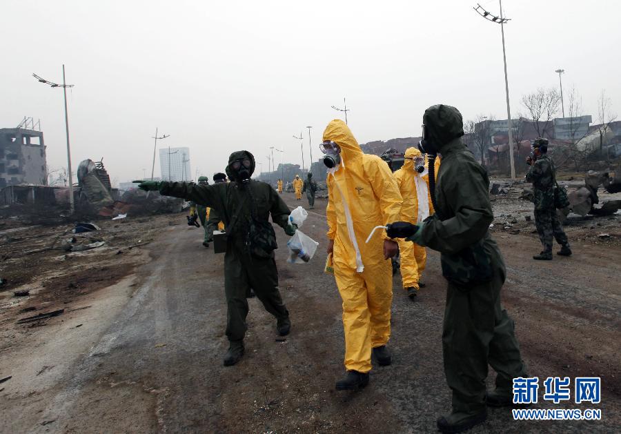 （天津港“8·12”事故）（2）救援部隊分組進入核心區對危化品辨識標記清理貨物