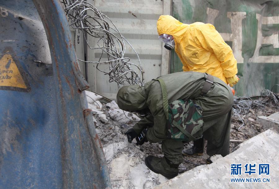（天津港“8·12”事故）（3）救援部隊分組進入核心區對危化品辨識標記清理貨物