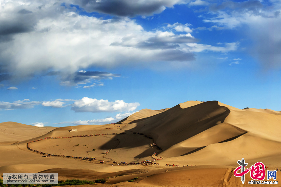  鸣沙山由连绵不绝的移动沙丘组成，“微风拂动，沙岭晴鸣”是其最著名的风景。若大风四起时，砂砾摇动，四处深吼。微风拂来时，细砂绵绵细语，宛如仙乐。中国网图片库 刘国兴摄