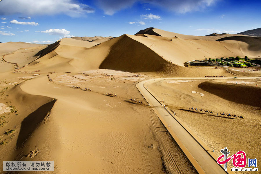 空中俯拍鳴沙山絲綢之路的場景。中國網圖片庫 劉國興攝