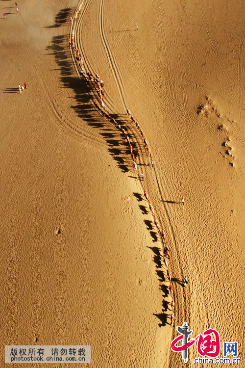 空中俯拍沙海驼舟的场景。中国网图片库 刘国兴摄