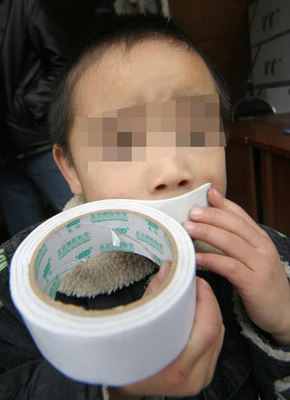 幼儿园老师体罚男童用胶带封嘴 致鼻孔留异物