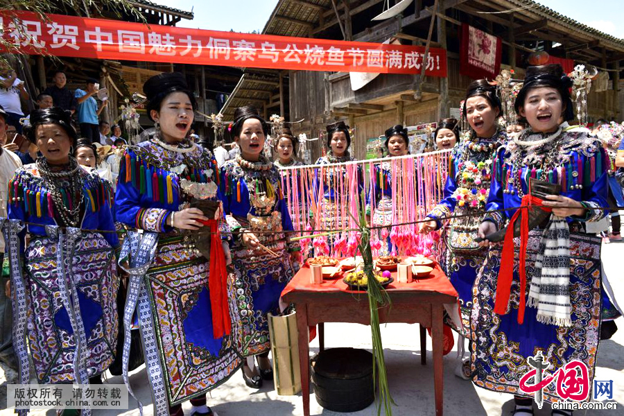 烏公侗寨侗族姑娘唱攔路歌，迎接前來參加燒魚節活動的客人。中國網圖片庫 王炳真攝
