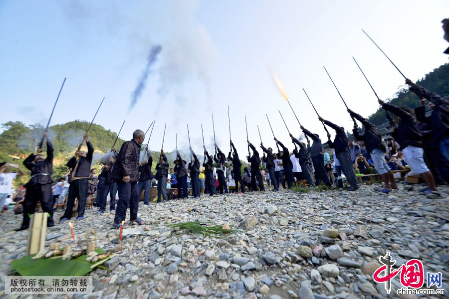 烏公侗寨侗族同胞舉行燒魚節祭魚儀式。中國網圖片庫 王炳真攝