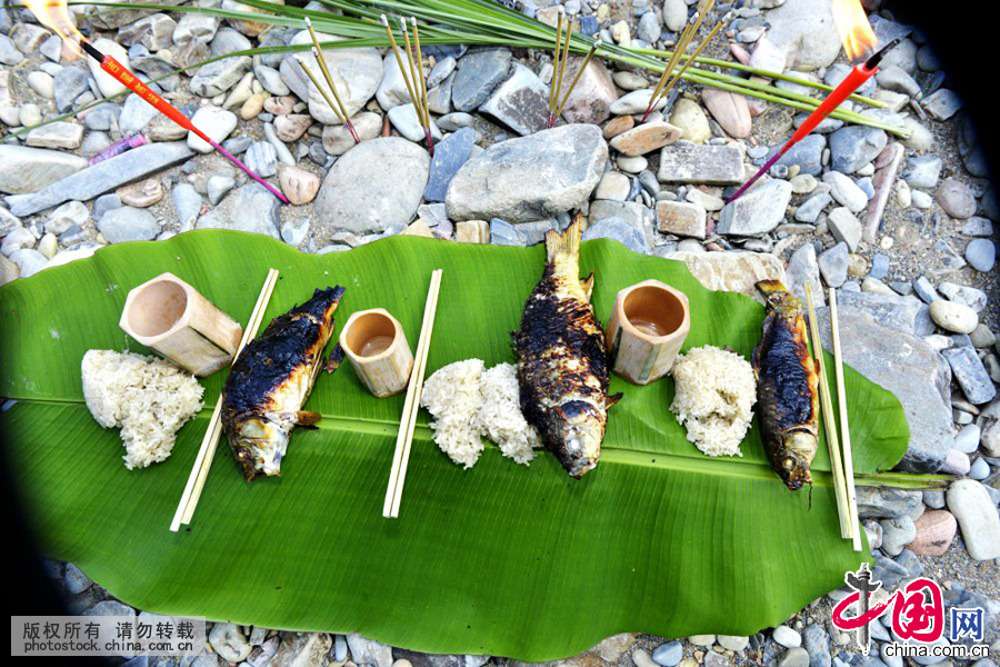 烏公侗寨侗族同胞在河灘上擺上燒魚、酒、糯米飯祭祀魚神。中國網圖片庫 王炳真攝