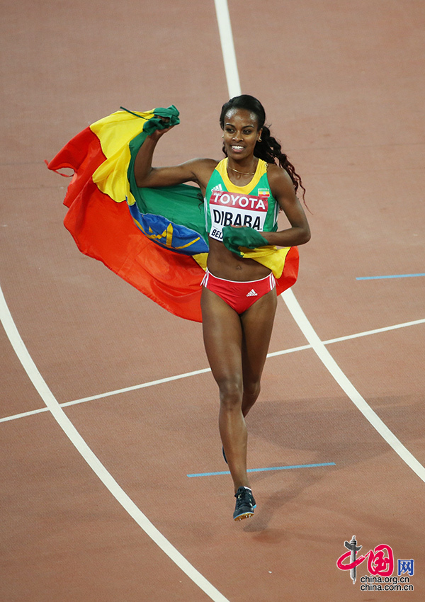 8月25日，在北京國家體育場“鳥巢”進行的2015年國際田聯世界田徑錦標賽女子1500米決賽中，衣索比亞選手根澤貝·迪巴巴以4分08秒09的成績奪得冠軍。圖為迪巴巴獲勝後身披國旗慶祝勝利。 中國網記者 董寧攝影