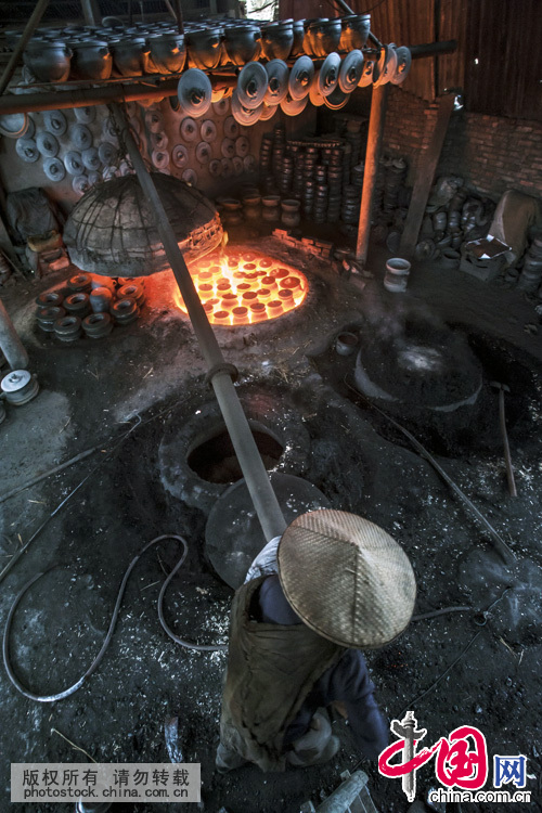  如今荥经砂器的制作基本沿用历史遗留下来的汉族传统手工作坊生产方式，故产品可能件件不雷同，件件是绝品，具有极高的收藏价值。中国网图片库 刘国兴摄