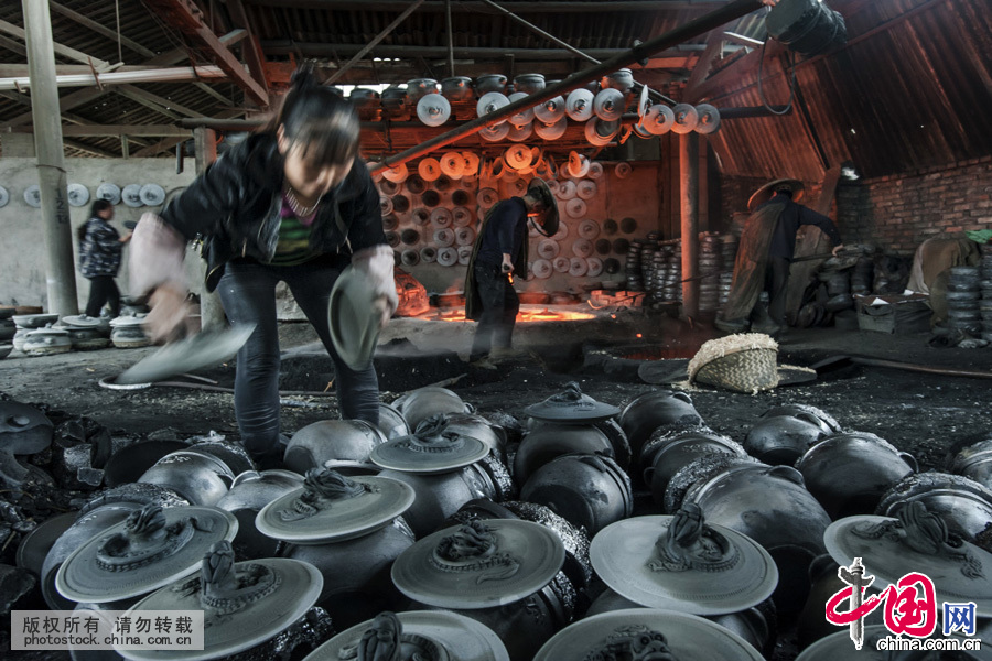 自然冷卻後，工人們把燒制好的砂鍋蓋與砂鍋坐配套。