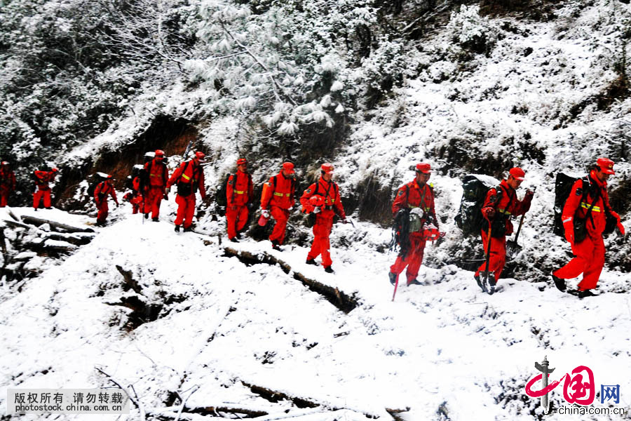 “归来”。2010年2月18日，四川木里，打火回来的战士们穿行在皑皑白雪之间。这时，大家都向往着一顿热饭，一张温暖的床。中国网图片库 程雪力摄