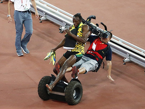 博尔特被撞摄像大哥背后翻车意外撞翻飞人