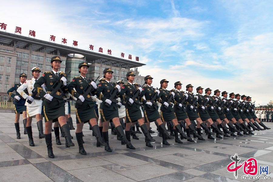2015年8月28日，在阅兵村训练的女兵方队，步伐铿锵有力。 梁振摄