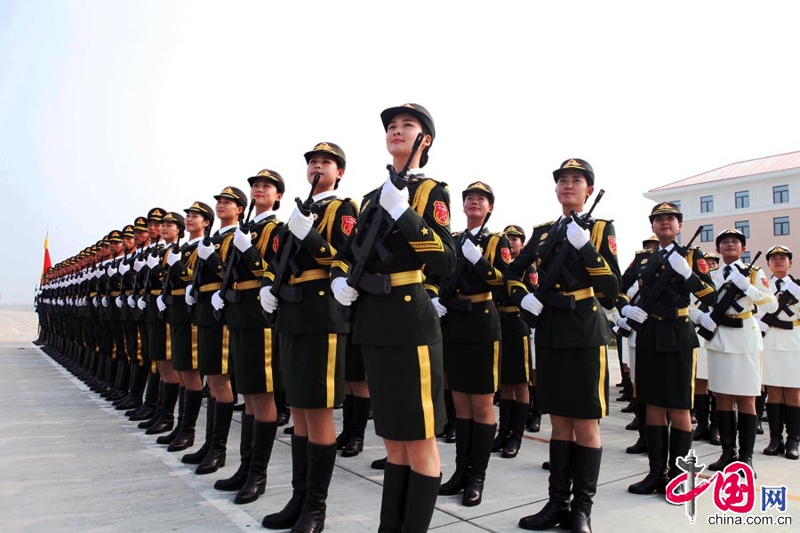 2015年8月28日，阅兵式，女兵接受检阅。 梁振摄