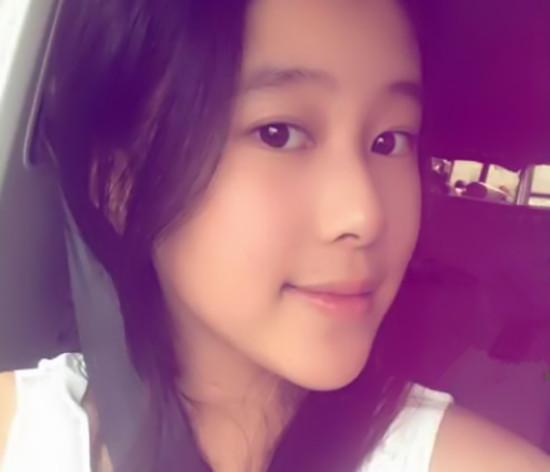 杨子女儿近照曝光 甜美秀长腿