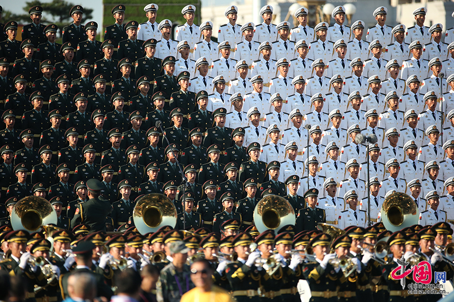 中国人民抗日战争暨世界反法西斯战争胜利70周年纪念大会即将开始，军乐团和合唱团到达天安门广场后进行预演