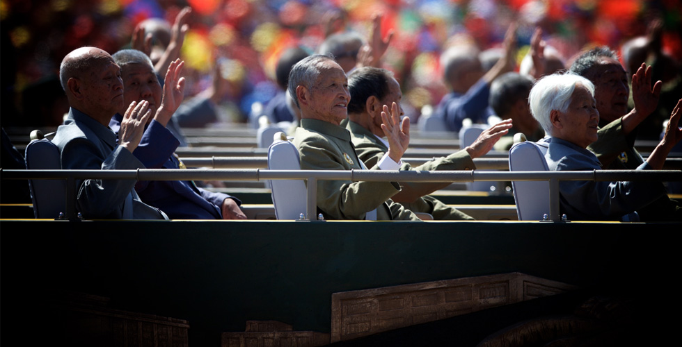 在天安门接受检阅的抗战老兵卢彩文