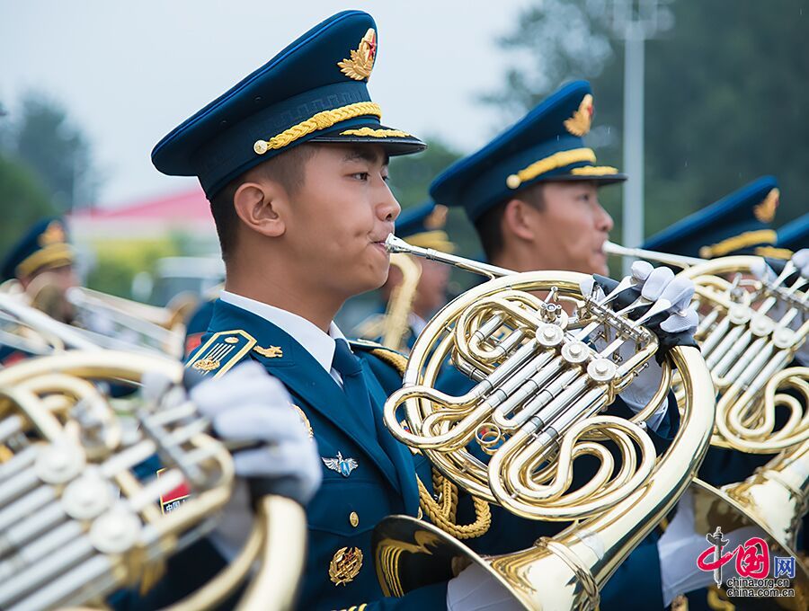 五线谱上踢正步揭秘阅兵式上的千人军乐团