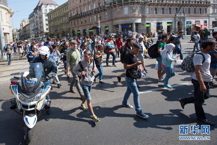 （國際）（2）匈牙利政府表示願提供汽車將難民送至奧地利邊境