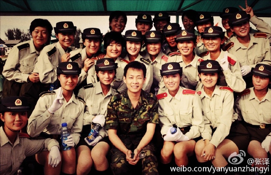 组图:张译探访阅兵村揭秘幕后故事 合影众女兵