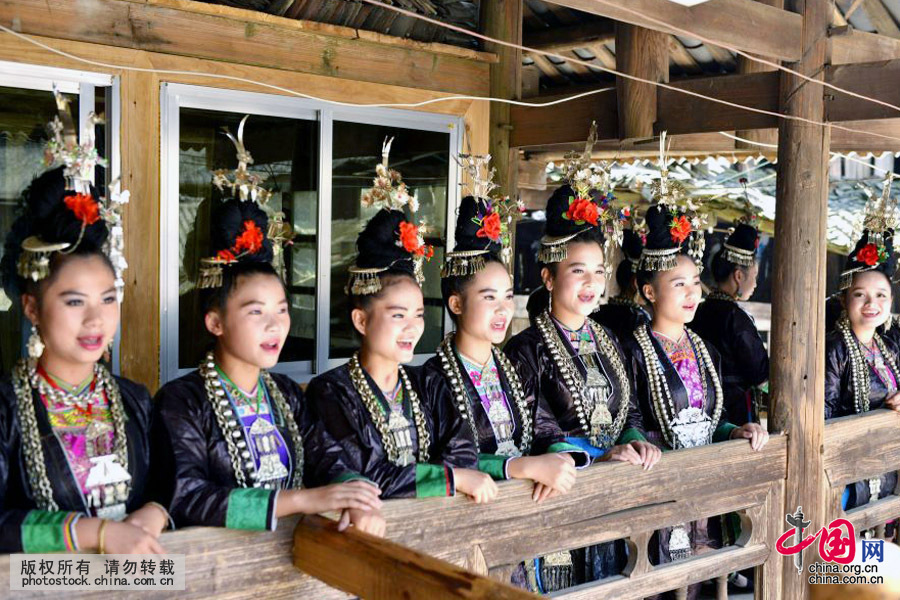  “饭养身，歌养心。”是侗家人的生活格言，把歌当作精神食粮，用它来陶冶心灵和情操。“吃相思”的侗族姑娘在屋檐下对歌。中国网图片库 王炳真摄