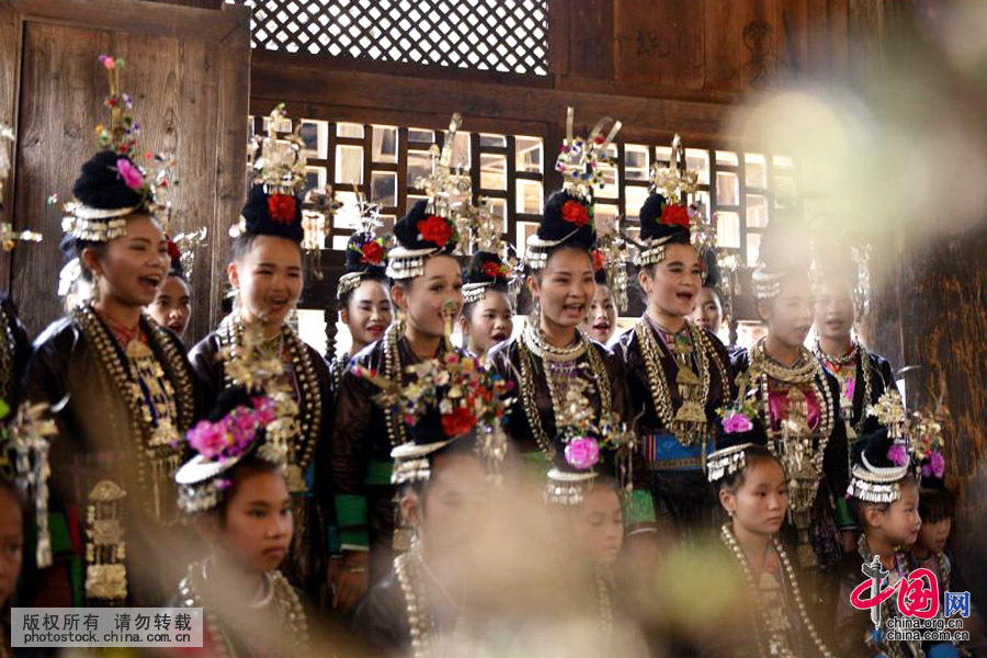 宰荡侗族姑娘和前来“吃相思”客人在鼓楼里对歌。中国网图片库 王炳真摄