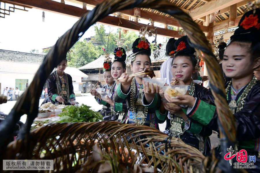 在宰荡侗寨“吃相思”饭的侗族姑娘。中国网图片库 王炳真摄
