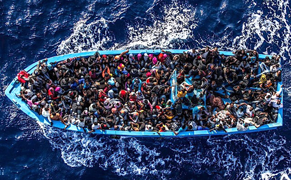 意大利:孕妇船上分娩 近200难民获救