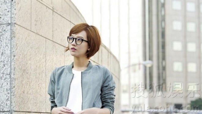 黄子佼女友火车站跳钢管舞 小秀性感引围观(图