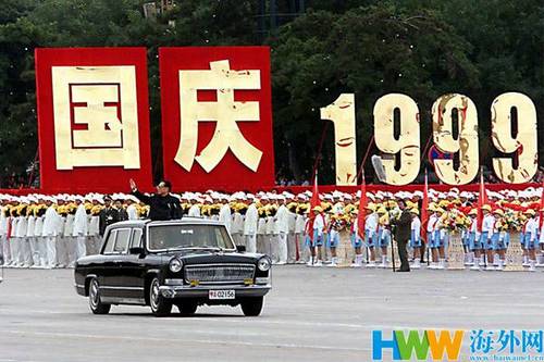 图为1999建国50周年庆典江泽民主席乘红旗轿车检阅海陆空三军.