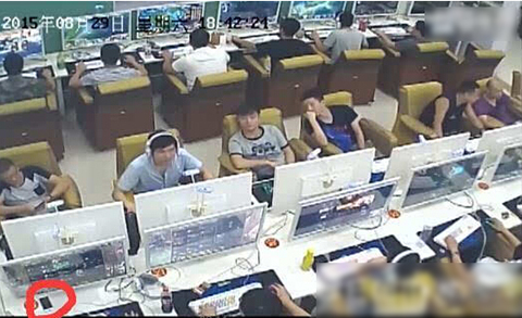 网吧监控拍下离奇盗窃:小偷隔空吸走iphone