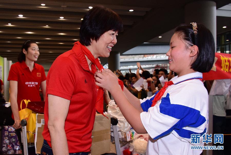 #（体育）（1）排球——中国女排夺得世界杯冠军载誉归来