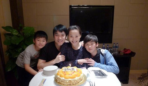 林依轮全家福曝光 一家四口世界各地旅游幸福