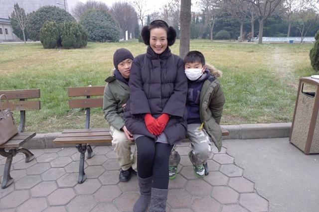 林依轮各地旅游全家福曝光 818明星罕见全家福