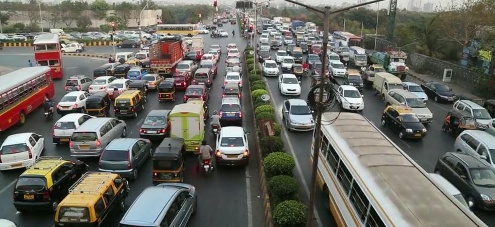印度高速公路上千车辆被困 交通瘫痪