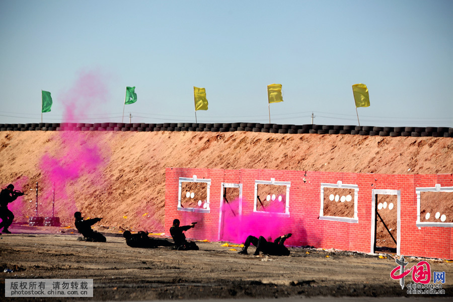  9月10日，“雄鷹-2015”中蒙邊境地區警方聯合反恐演習在中蒙最大口岸二連浩特舉辦。圖為中方特警進行小組戰術射擊演練。中國網圖片庫 格日勒朝克圖攝