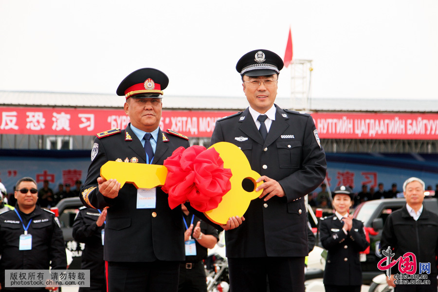 內蒙古自治區副主席、公安廳廳長馬明代表中方向蒙古國警方贈送警用裝備。中國網圖片庫 格日勒朝克圖攝 