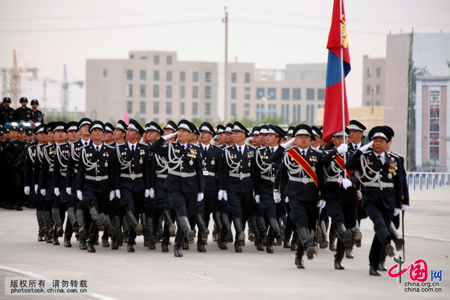 9月10日，“雄鷹-2015”中蒙邊境地區警方聯合反恐演習在中蒙最大口岸二連浩特舉辦。圖為蒙古國警察總局特警方隊接受檢閱。中國網圖片庫 格日勒朝克圖攝