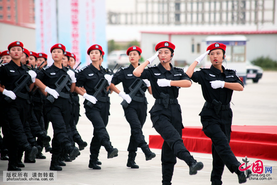 9月10日，英姿颯爽的女警方隊走過主席臺接受檢閱。中國網圖片庫 格日勒朝克圖攝