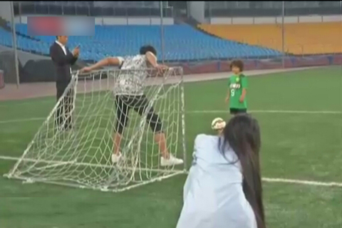 国安再添 强援 胖轩穿于大宝球衣矫健射门