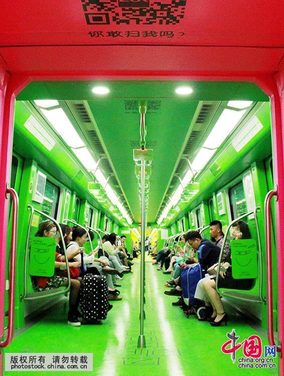 2015年9月17日，江苏南京，市民在搭乘地铁“微笑列车”。中国网图片库 王启明 摄