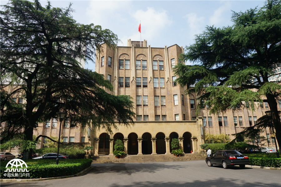 中國科學院上海生命科學研究院生科大樓，50年前，正是在這棟大樓裏，科學家們第一次觀察到人工全合成牛胰島素的結晶。