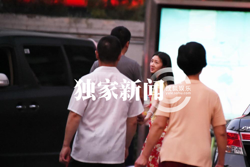 周杰与新女友牵手外出按摩 挽臂热聊深情对视(图)